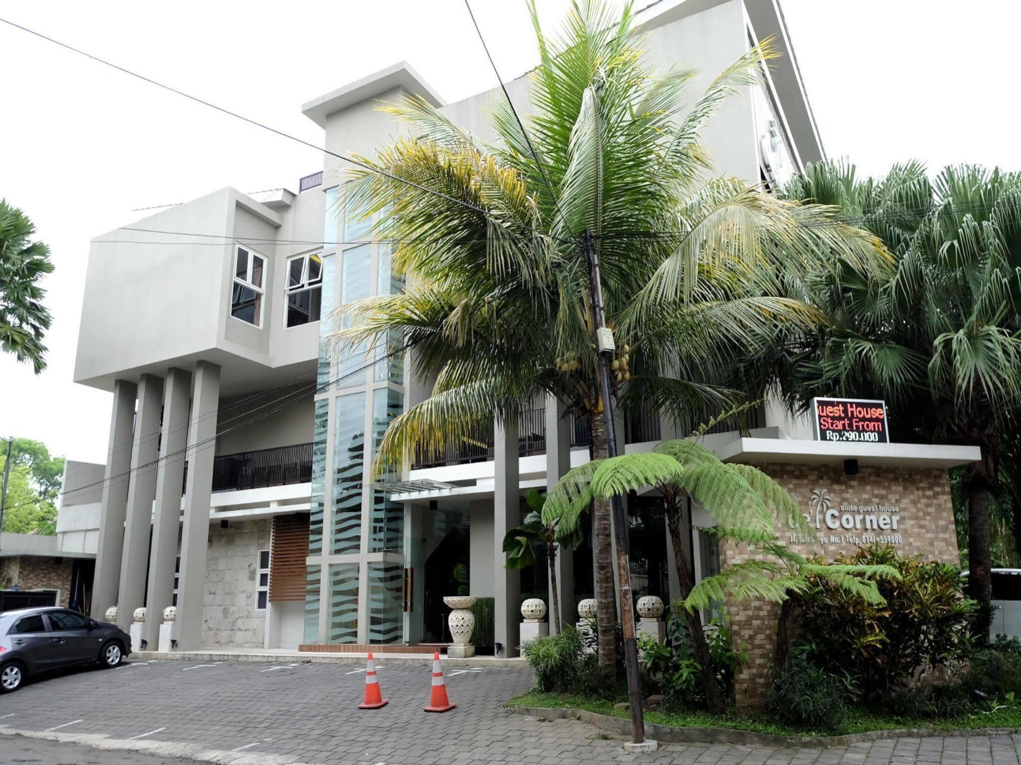 De'Corner Guest House Malang Kültér fotó